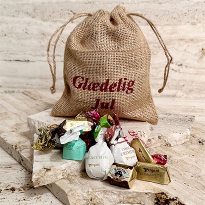 Julesæk med "Glædelig Jul" tekst og 130 gram luksus chokoladeblanding
